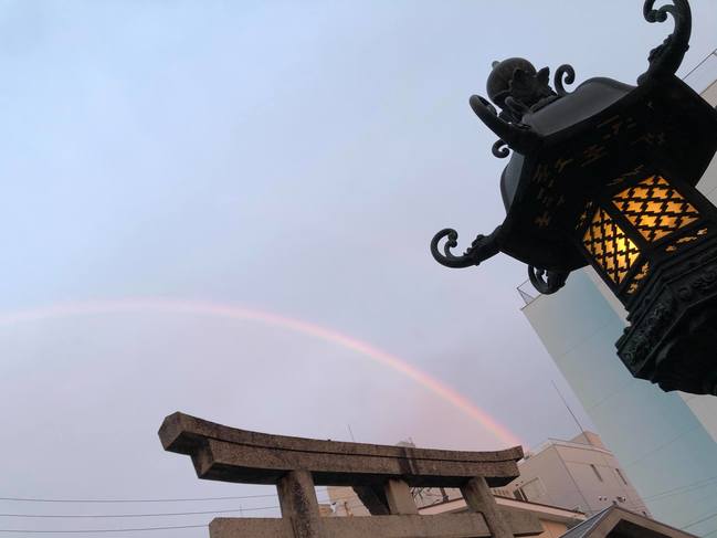 灯籠と虹