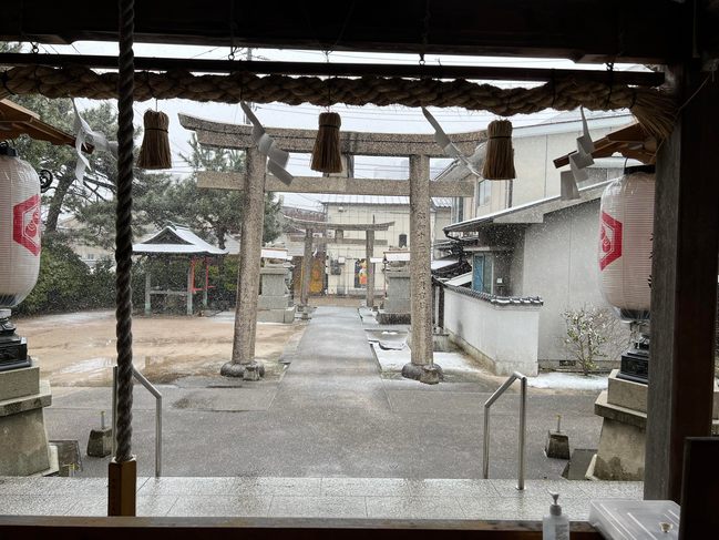 社殿内から参道をのぞむ